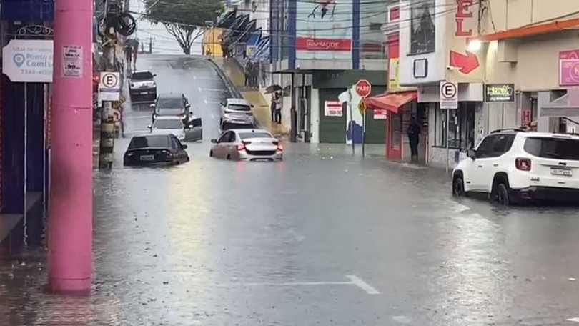 Chuva inunda lojas e causa alagamentos em Manaus