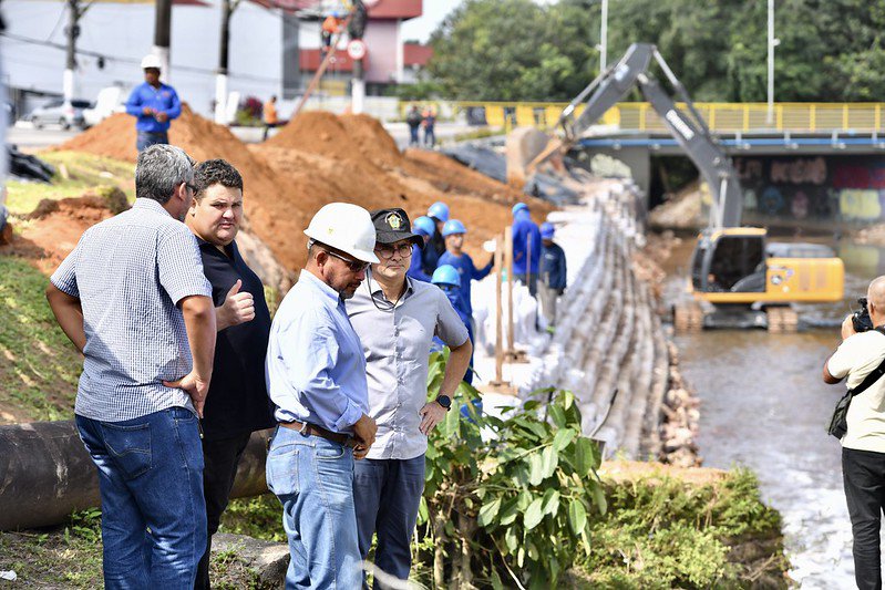 Prefeito vistoria obras de contenção de erosão na avenida Torquato Tapajós e reforça importância da conscientização ambiental