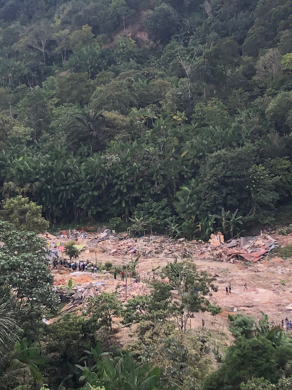 Como está o local do deslizamento de terra no Jorge Teixeira?