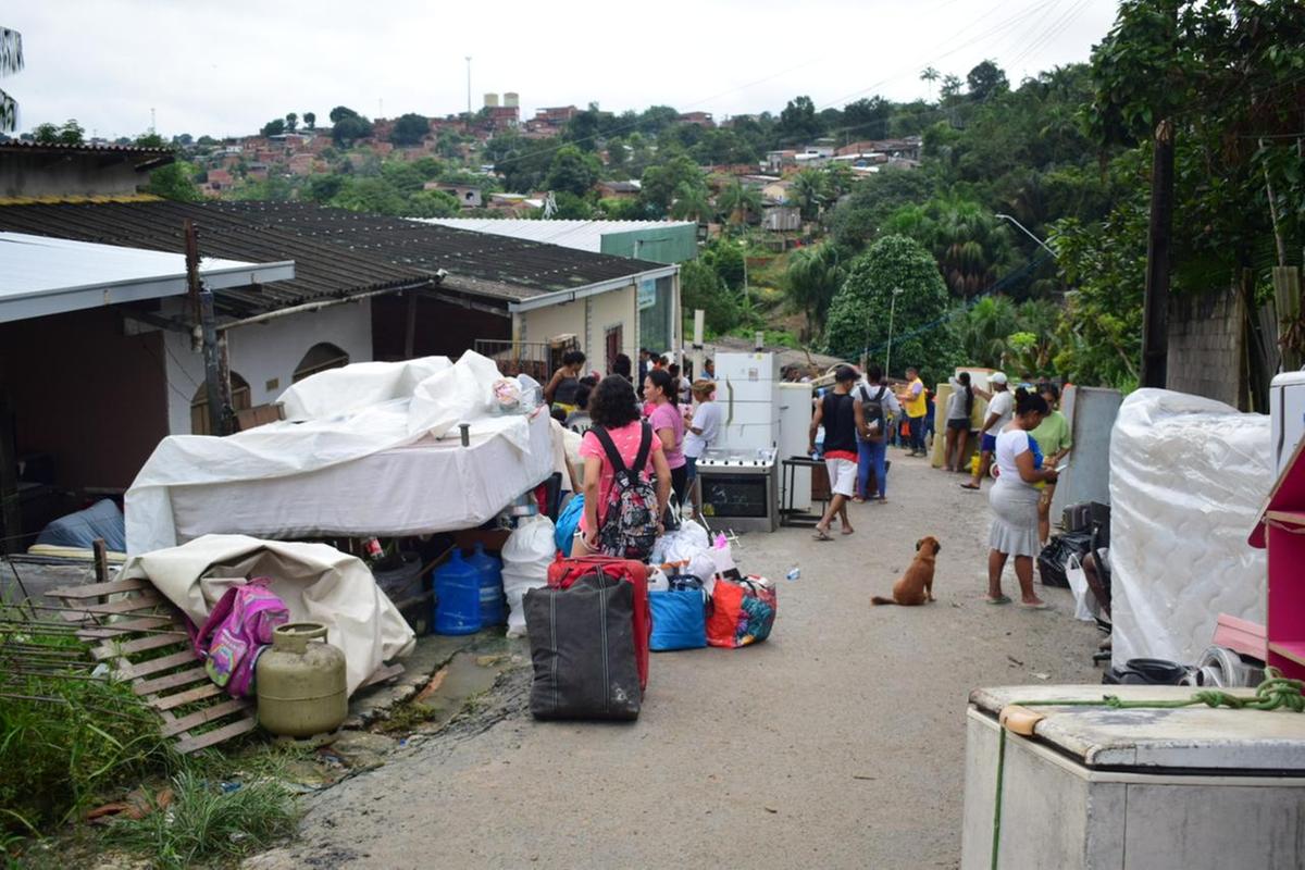 Tragédia em Manaus: famílias voltam ao local do deslizamento para buscar seus pertences