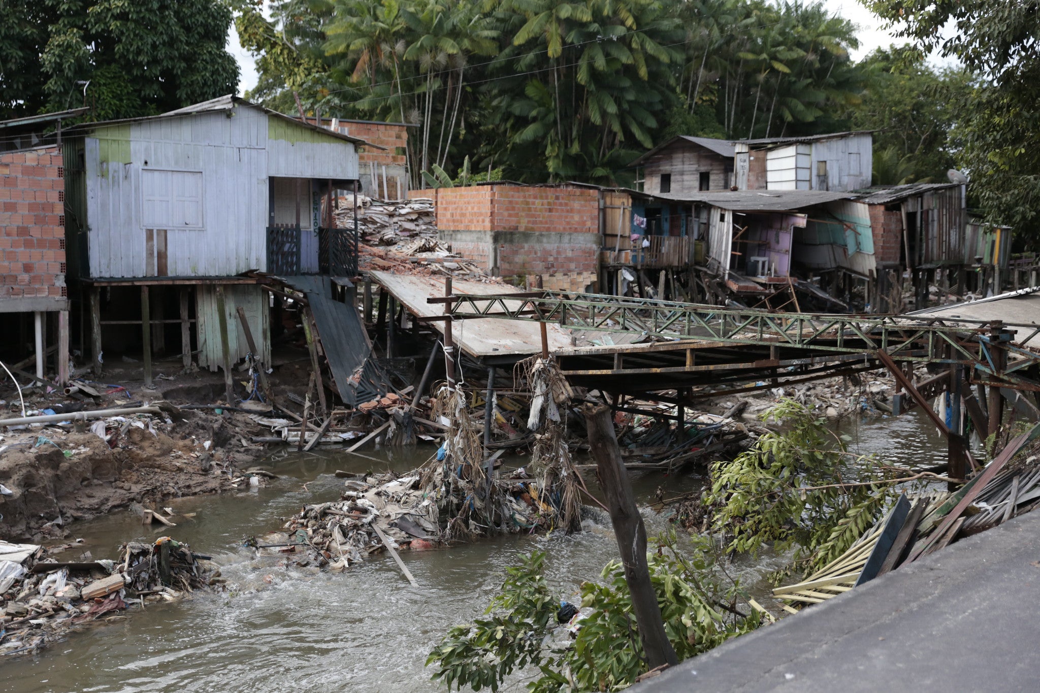Governo do Amazonas paga auxílio-moradia e famílias deixam abrigo na zona sul