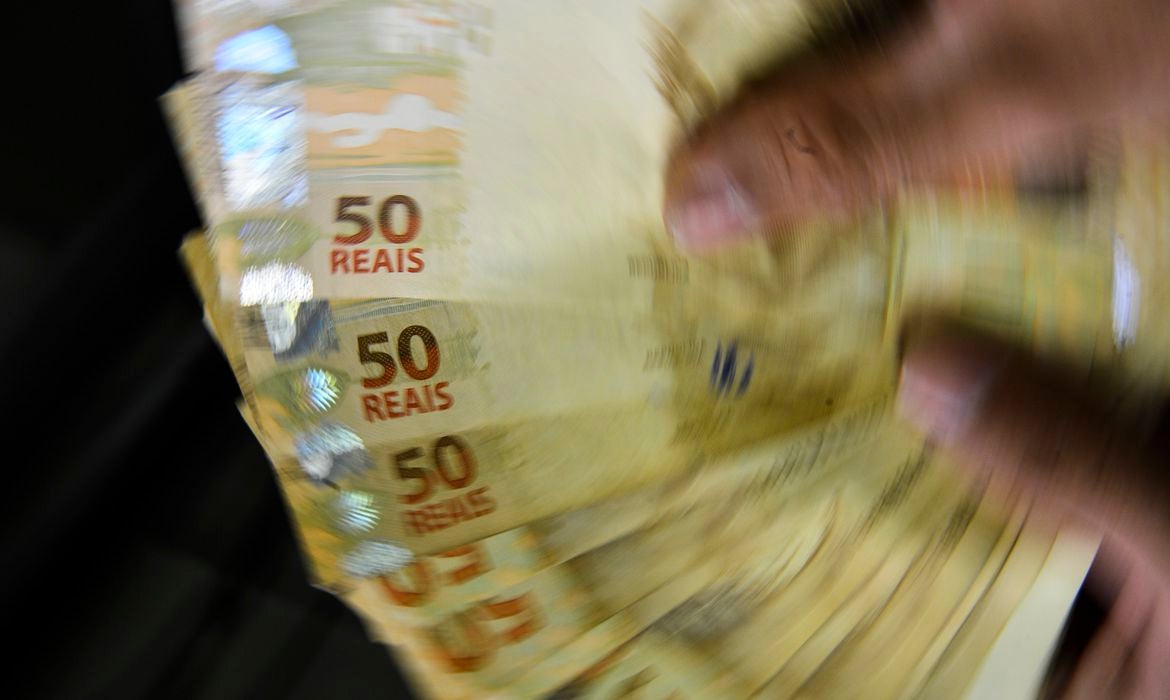 Salário mínimo de R$ 1.320 entra em vigor nesta segunda