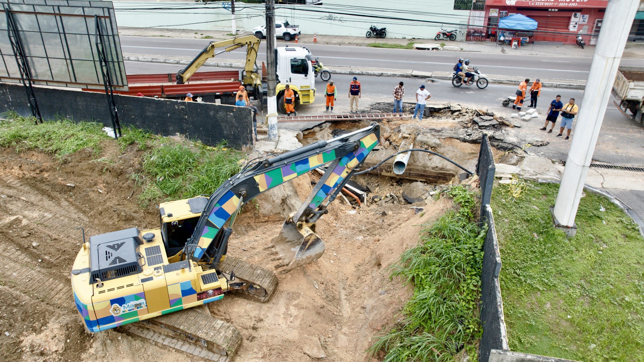 Prefeitura atua para fechar cratera na avenida Constantino Nery