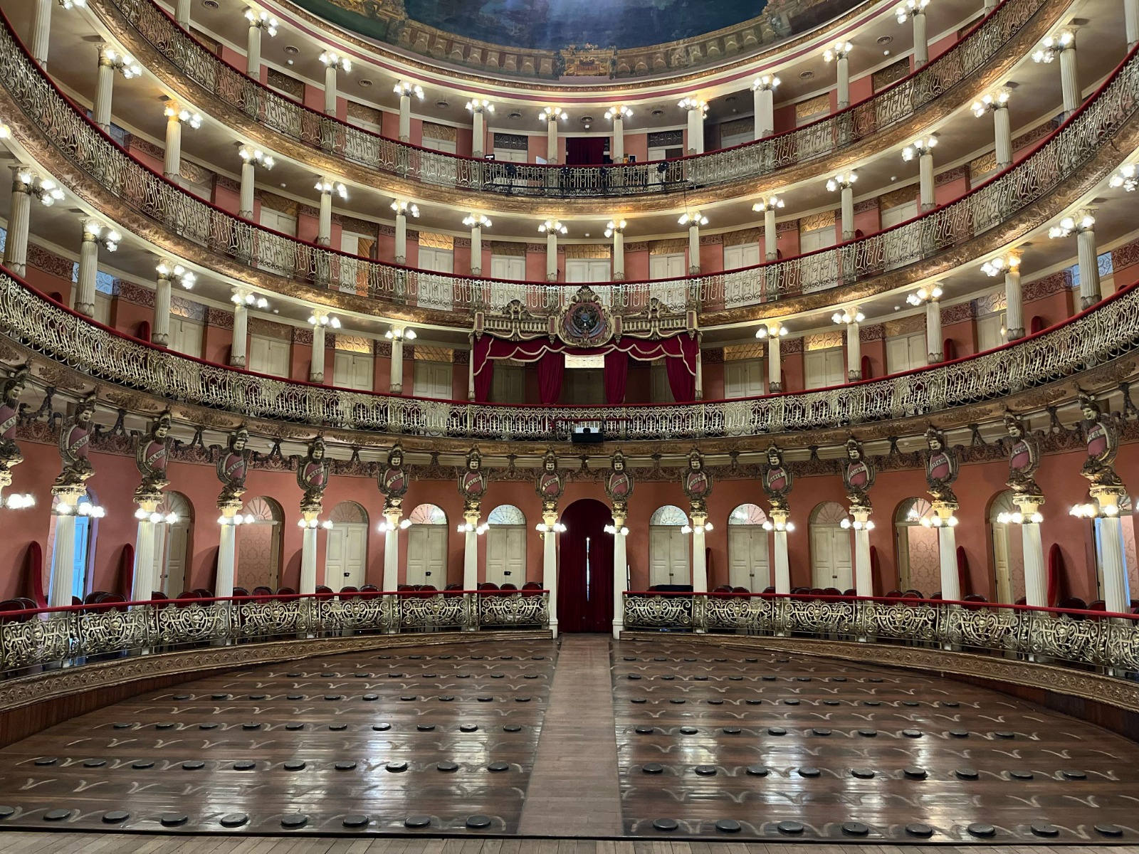 Teatro Amazonas passa por serviços de manutenção, conservação e restauro