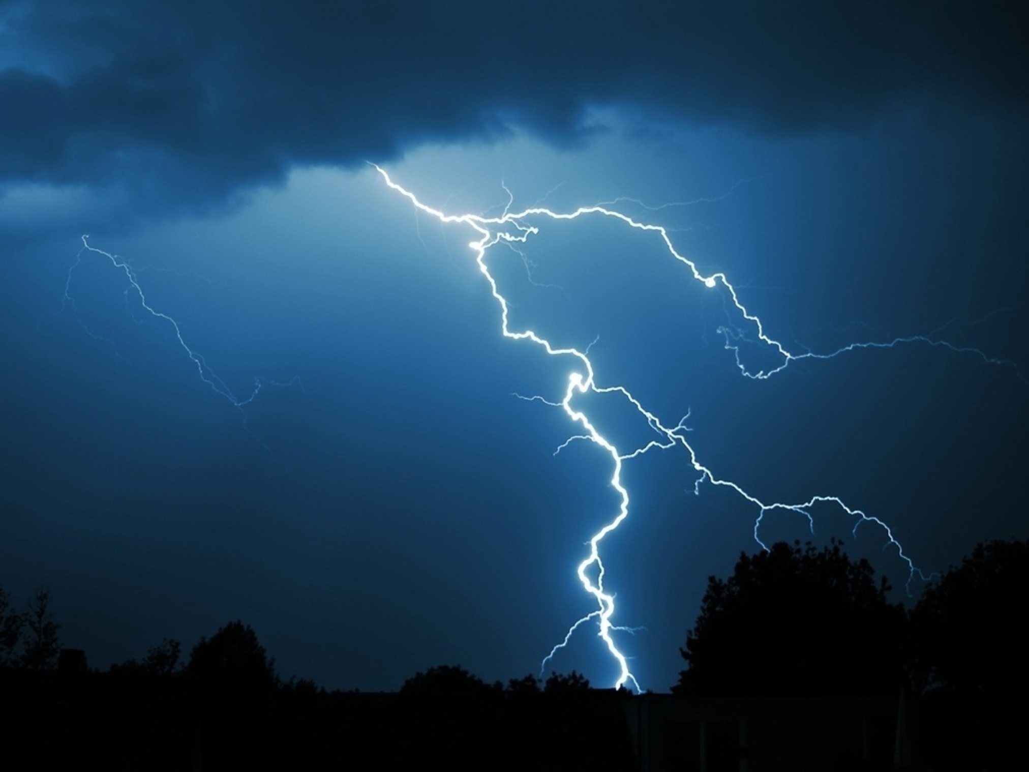 Inmet alerta sobre vento e chuvas intensas em diversas partes do país