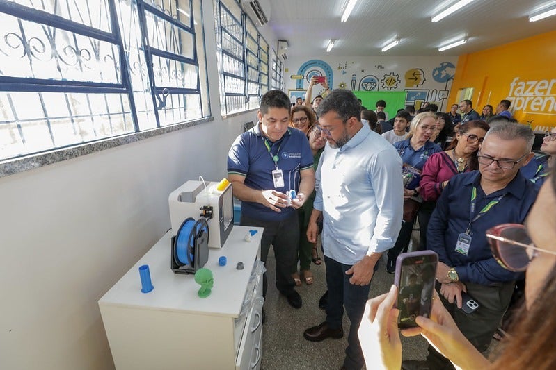 Governo do AM amplia ensino bilíngue e inaugura 32 laboratórios de robótica