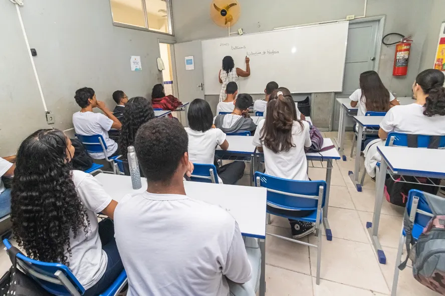 Começa hoje pagamento de R$ 200 da primeira parcela do Pé-de-Meia