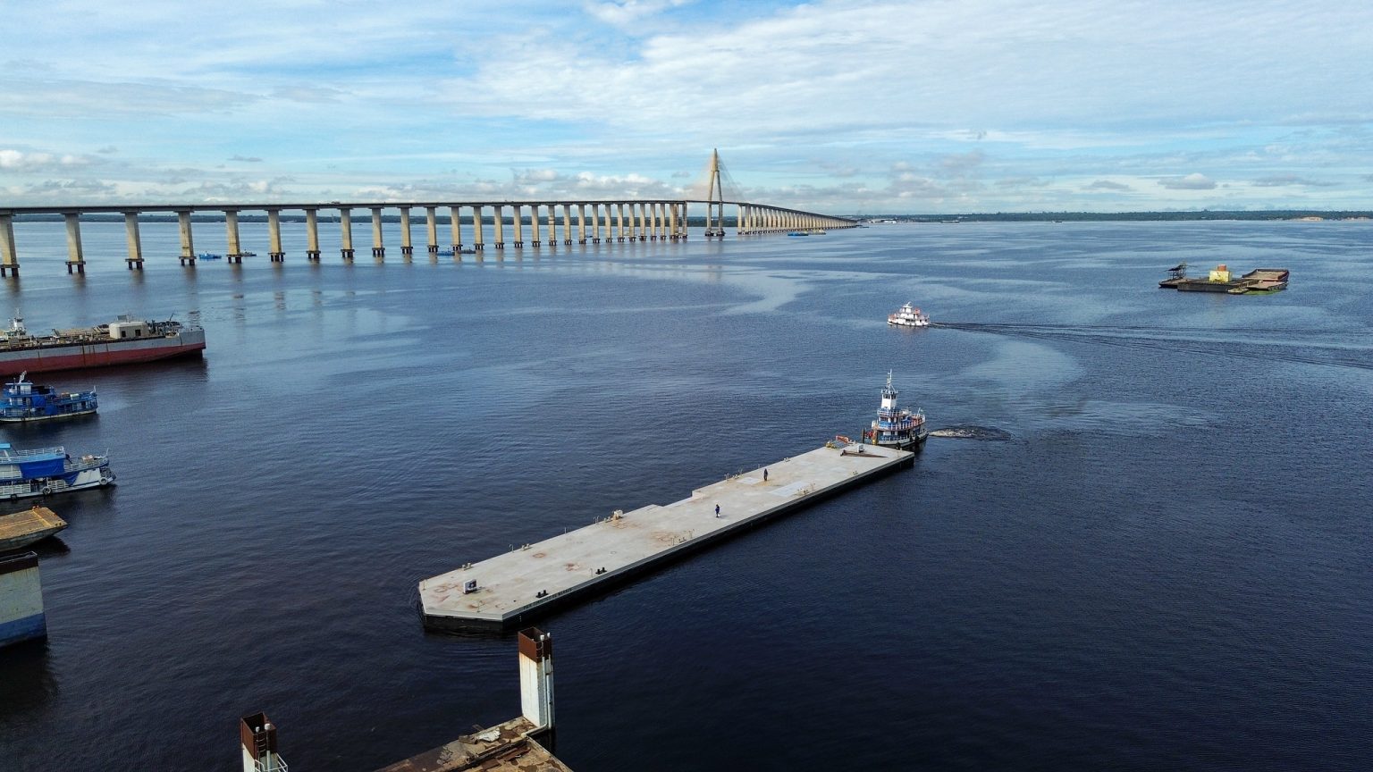 Prefeito de Manaus lança principal estrutura do píer turístico nas águas do rio Negro