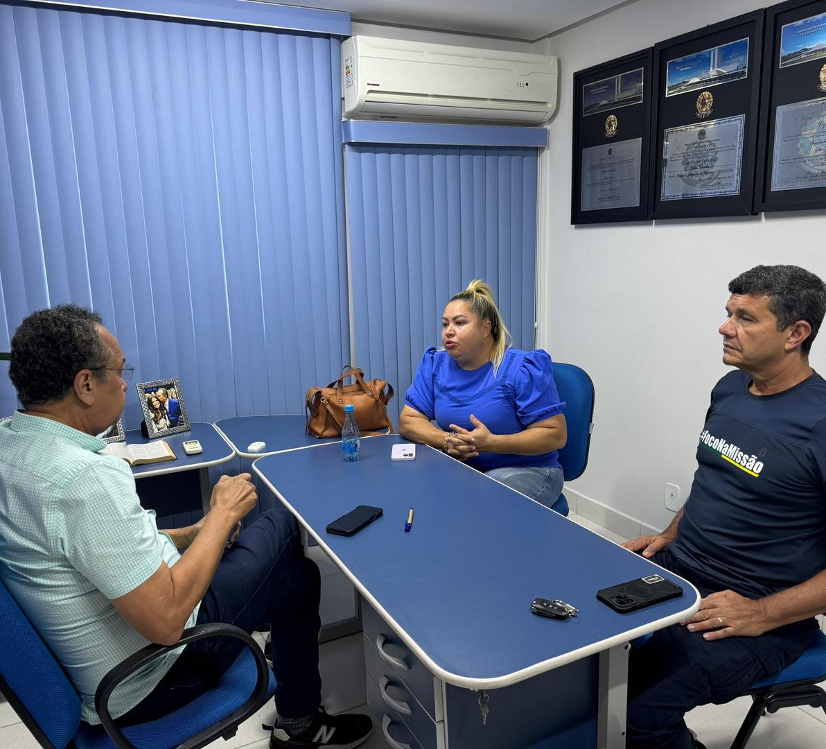 Deputados Silas Câmara e Comandante Dan realizam encontro com lideranças políticas na sede do Republicanos AM