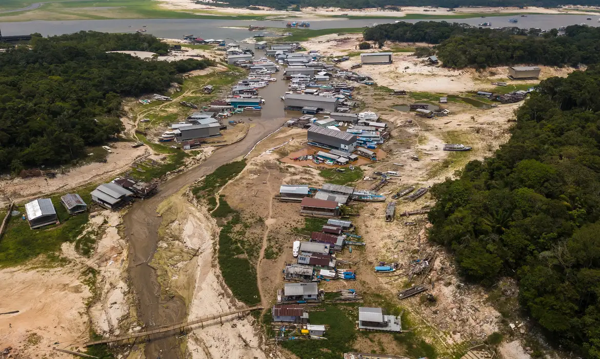 Prefeitura de Manaus distribui ajuda a afetados por seca