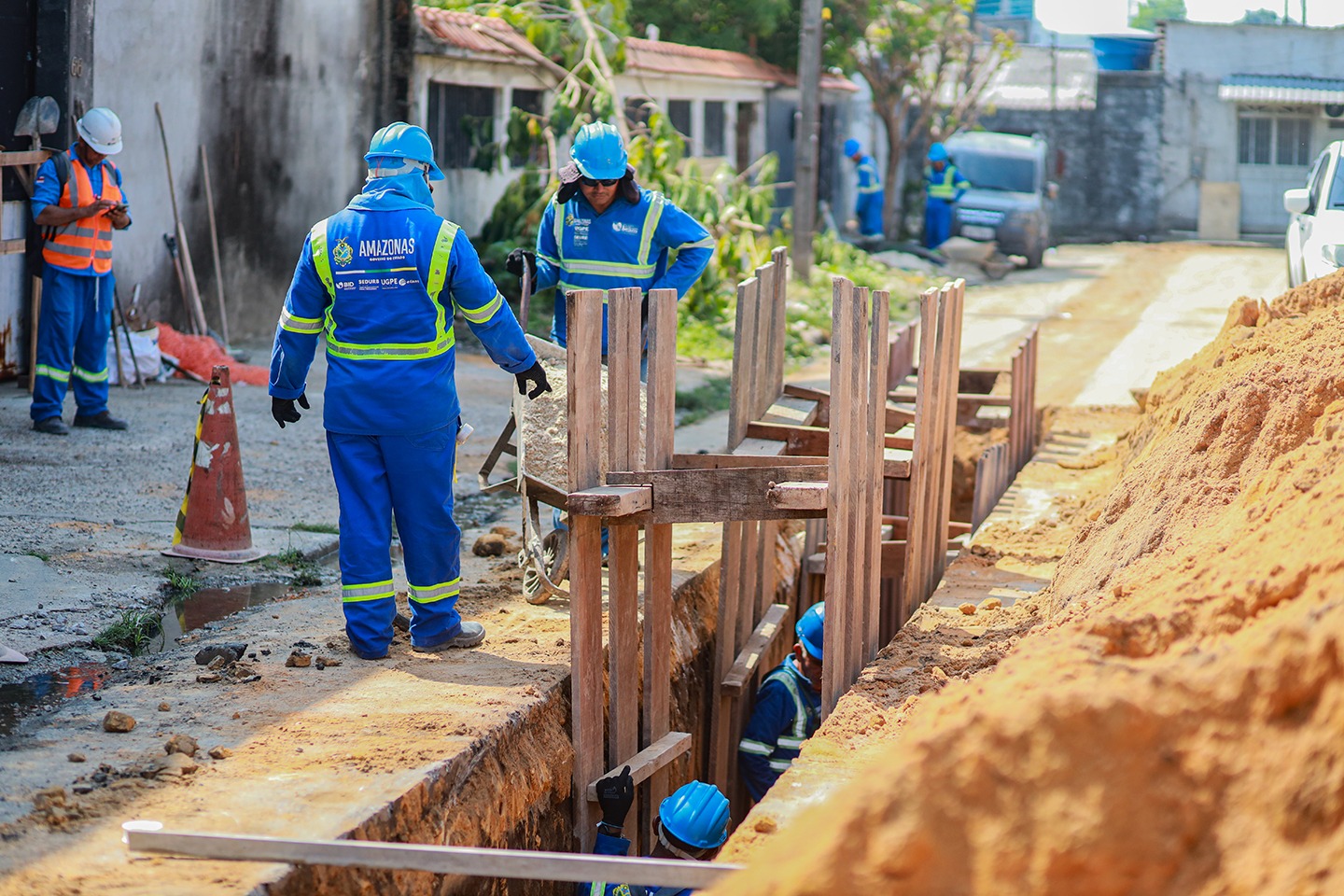 Governo do AM avança com obras de esgotamento sanitário nas zonas sul e leste da capital