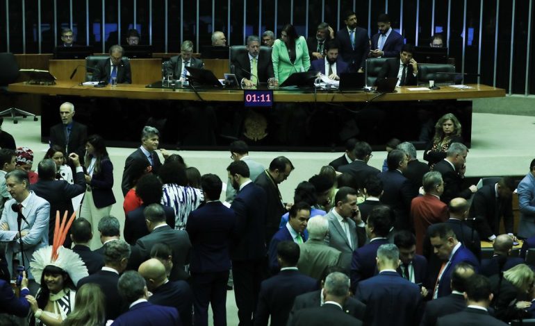 Relator muda regras na PEC do corte de gastos para supersalários