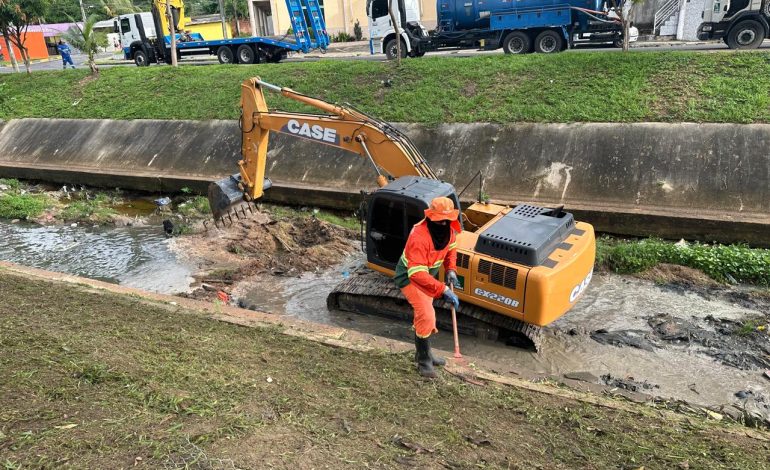 Prefeitura de Manaus realiza operação de revitalização no Igarapé do Alvorada