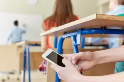 Governo Federal sanciona lei que restringe uso de celulares em escolas do Brasil