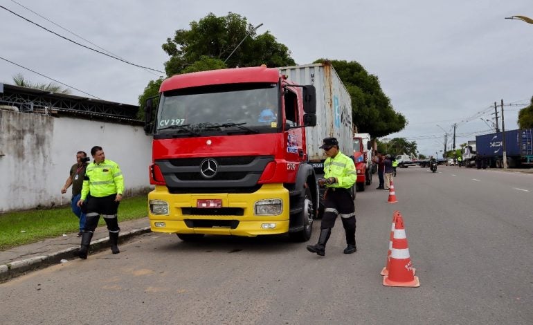 Operação ‘Carga Pesada’ retira 14 caminhões das ruas de Manaus por irregularidades
