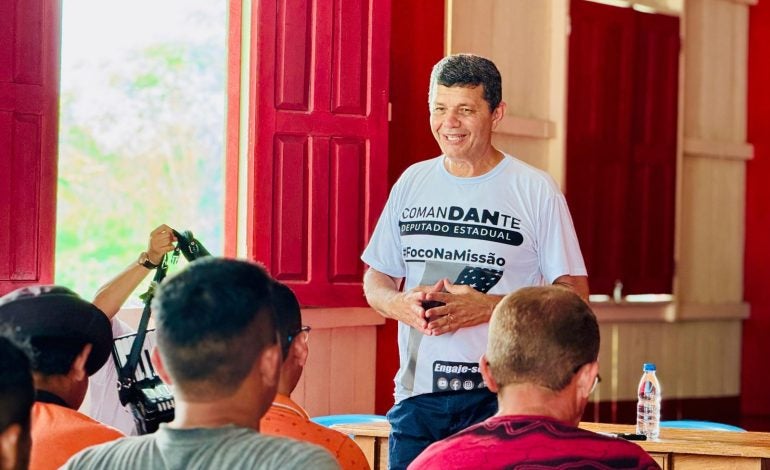 Comandante Dan se encontra com comunidade há 5 meses sem energia elétrica, em Anori