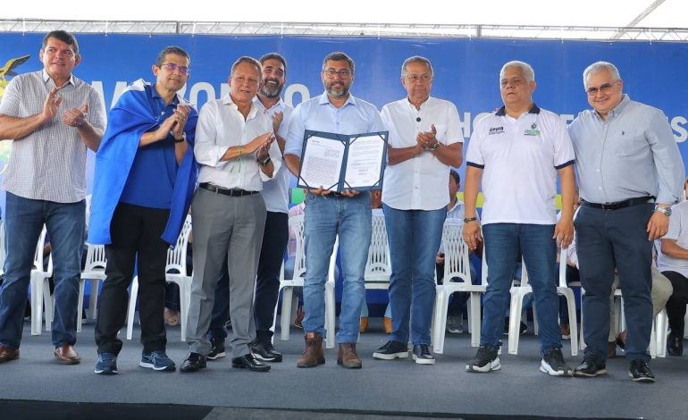Wilson Lima entrega equipamentos que vão beneficiar 55 mil pescadores e anuncia crédito para a categoria