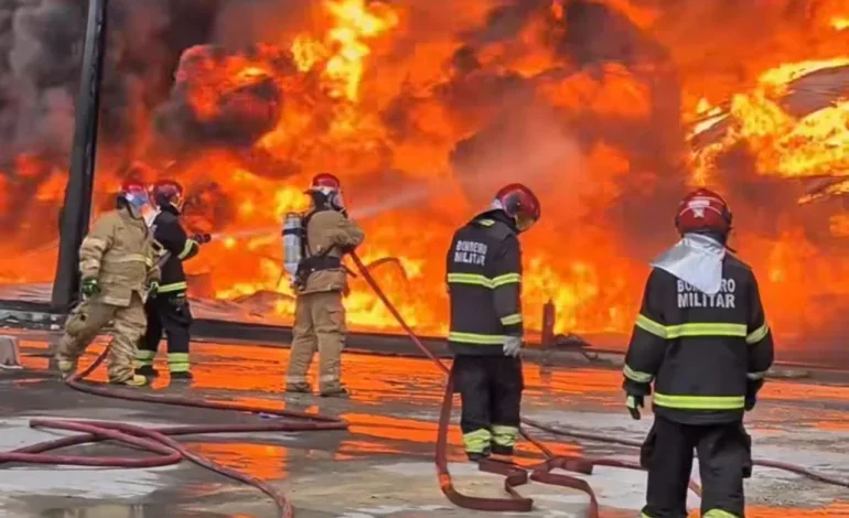 Mais de 20 horas de incêndio: chamas se alastram por fábricas no Distrito Industrial de Manaus