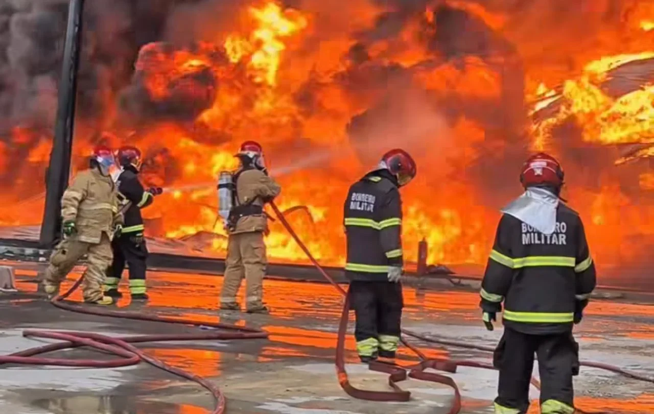 Mais de 20 horas de incêndio: chamas se alastram por fábricas no Distrito Industrial de Manaus