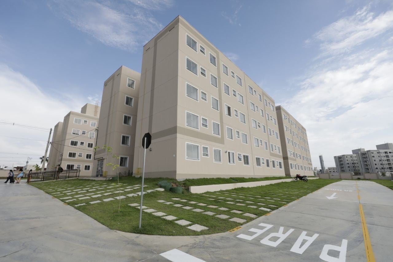 Famílias recebem apartamentos com subsídio estadual em novo residencial na zona oeste de Manaus