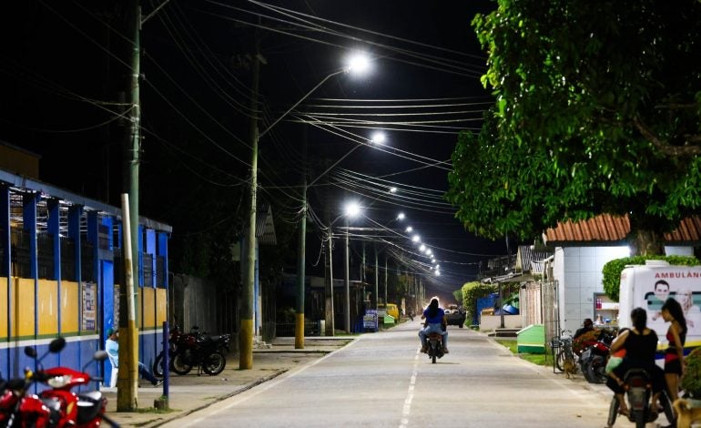 Amazonas conclui implantação de LED no interior e evita emissão de 100 mil toneladas de CO₂