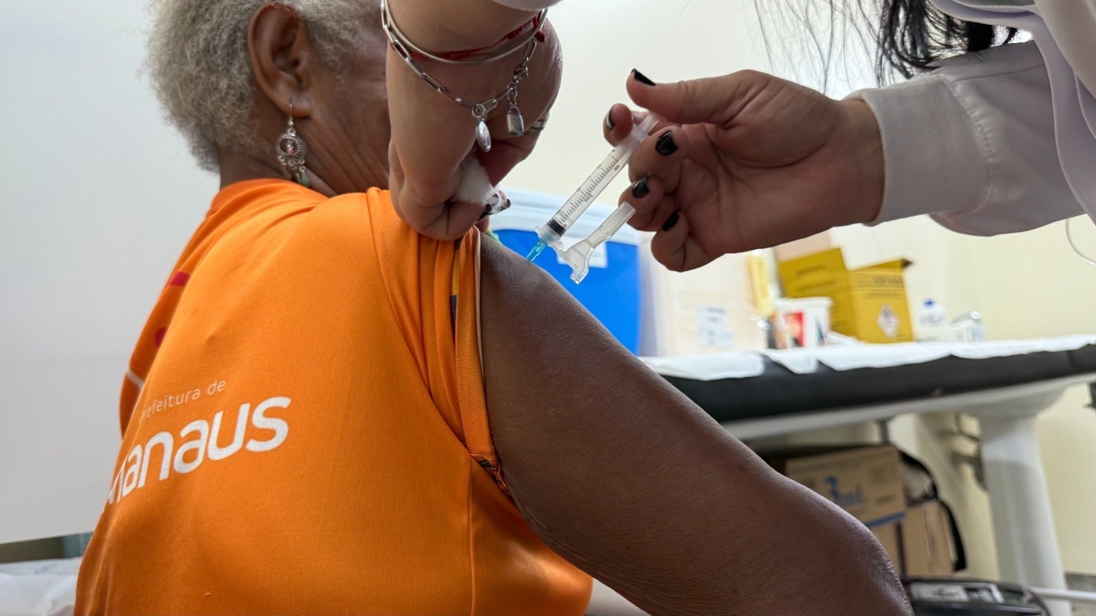 Manaus inicia campanha de vacinação contra a gripe com meta de imunizar mais de 430 mil pessoas