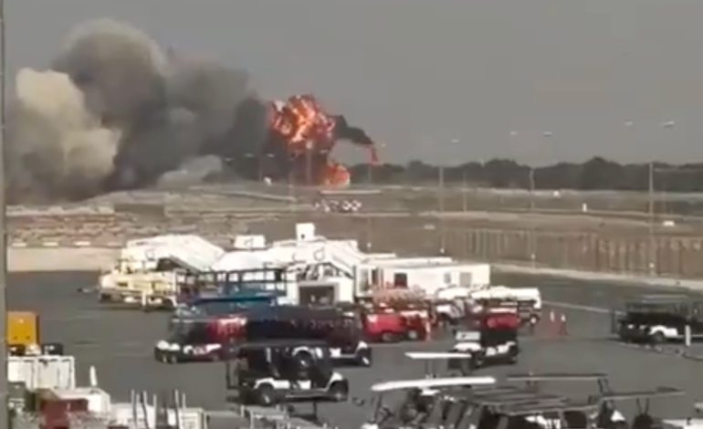 Avião da Índia cai durante apresentação no Dubai Air Show