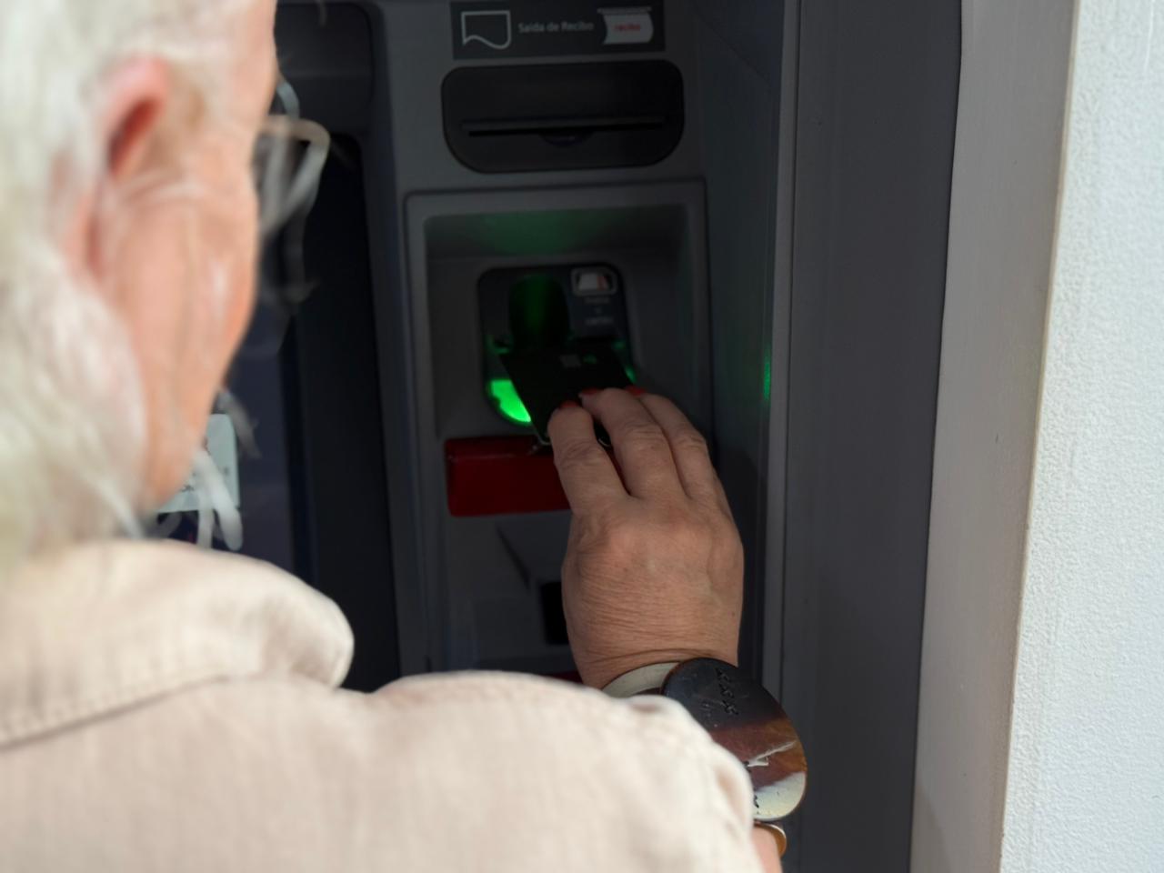 Polícia Civil reforça alerta sobre golpes financeiros contra idosos em agências bancárias
