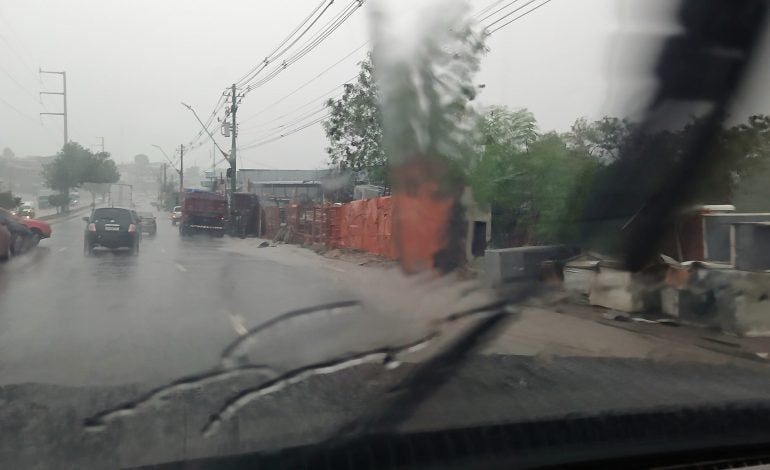 Chuvas intensas provocam vários acidentes, alagamentos e queda de muro em Manaus