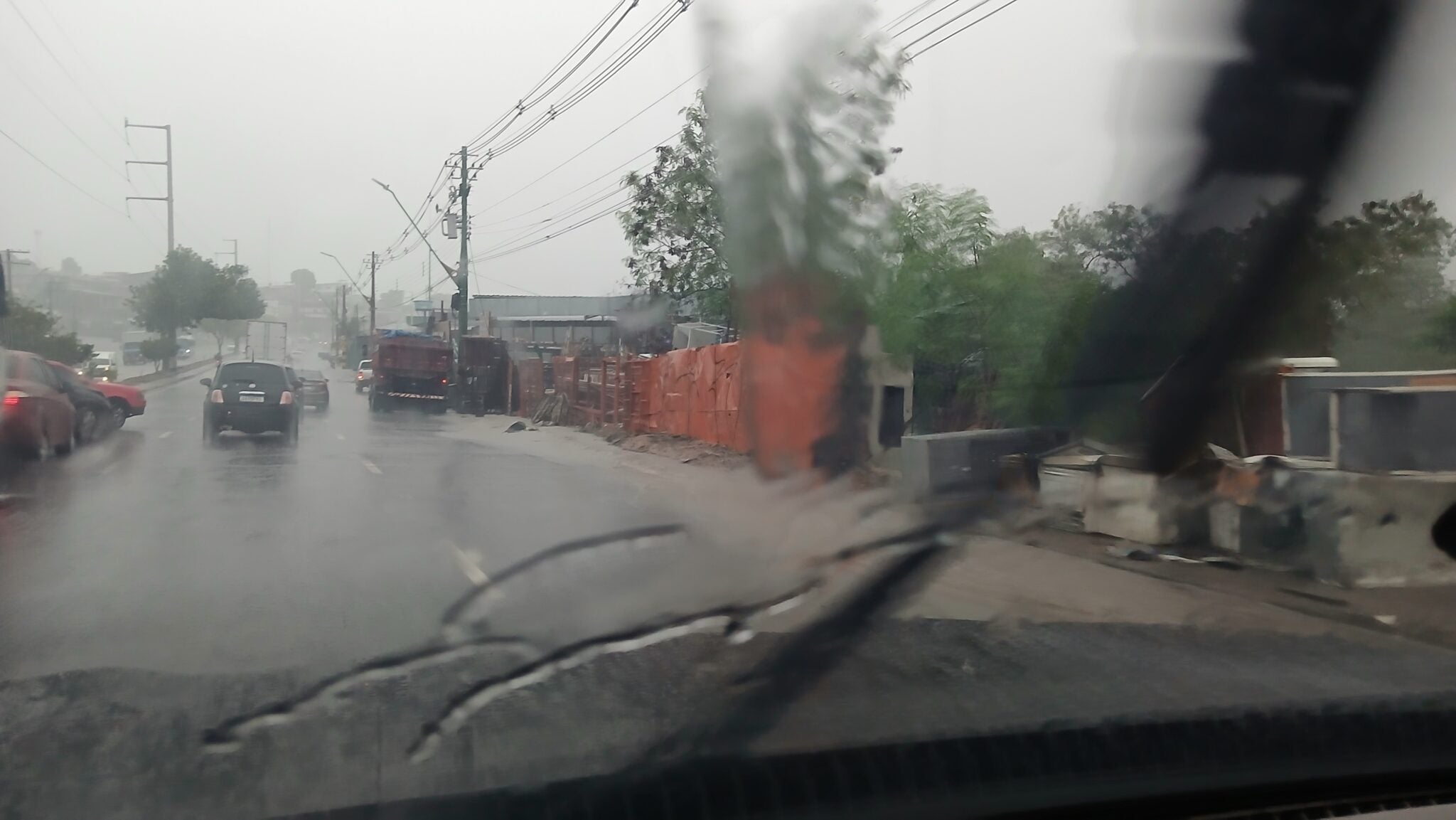 Chuvas intensas provocam vários acidentes, alagamentos e queda de muro em Manaus