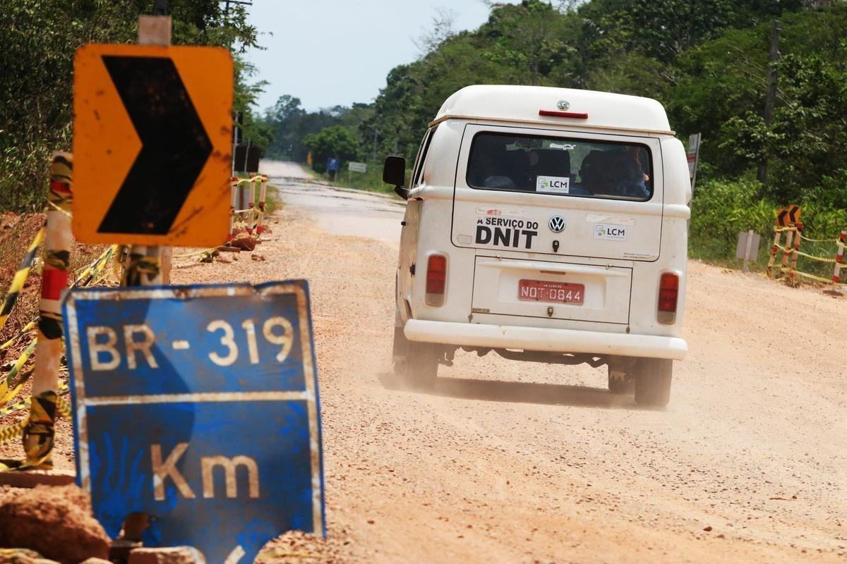 Governo prevê licença para retomada das obras da BR-319 em 2026 e reacende debate sobre isolamento de Manaus