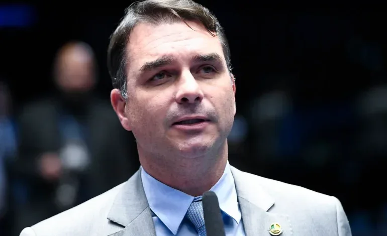 Eleições 2026: Flávio Bolsonaro diz que usou agenda nos EUA para se apresentar como nome da direita